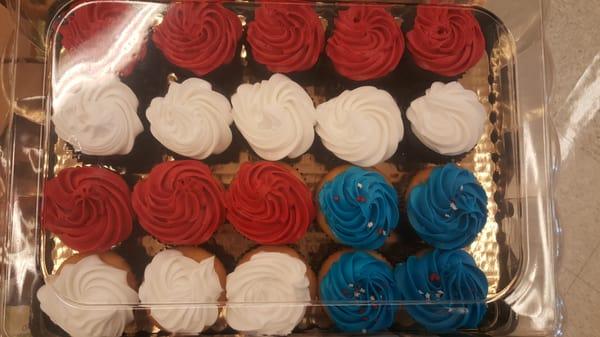 4th of July cupcakes. USA! USA!! USA!!!