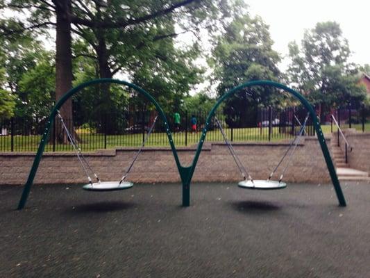 Dual saucer swings