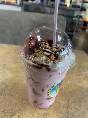 #3 Fresa con crema/ strawberries and cream smoothie. Has granola, almonds, strawberries chocolate syrup and whipped cream!