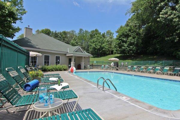 Swimming pool with plenty of room for sunbathing!