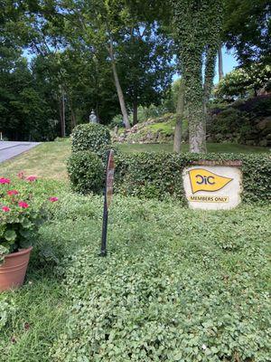 Entrance to the club via car