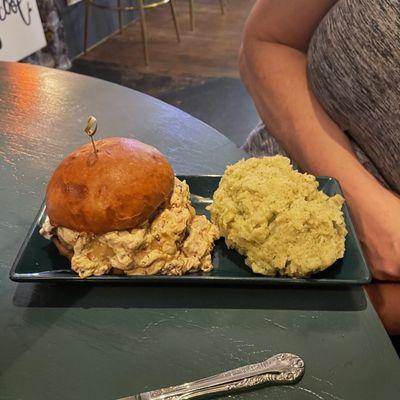 Zepellin Burger w Pesto Mashed Potatoes