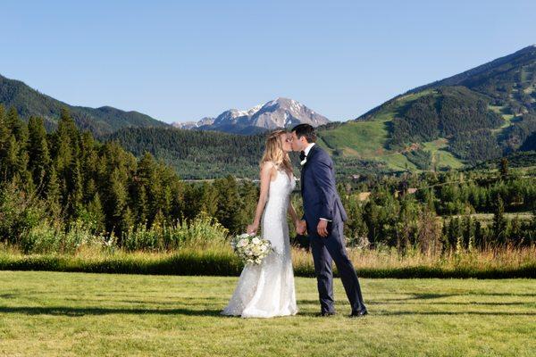 Gorgeous summer wedding photograph in Aspen, Colorado