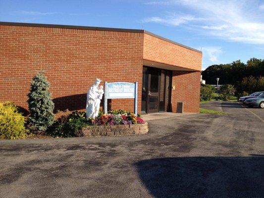 Entrance of Notre Dame Retreat House from the parking lot .