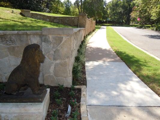 Decorative retaining wall and sculpture features