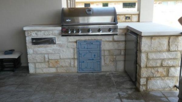 Outdoor kitchen with stone lueder table top