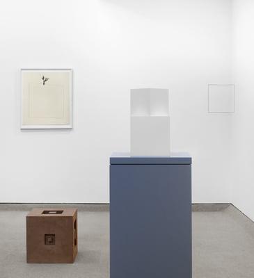 Exhibition view from "Equal Dimensions". Including works by Liliana Porter, Erwin Heerick, Sol LeWitt and Fed Sandback.