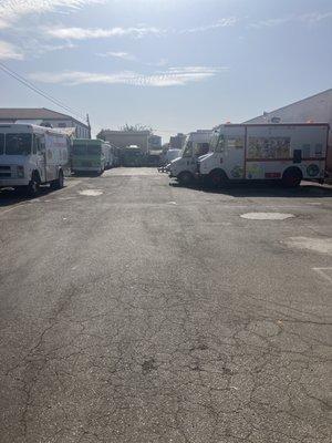 La Bodega Wholesale Club parking lot.  Parking spaces available for vendors to rent.  Se renta espacio para vendedores/vendedoras.