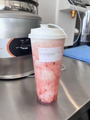 Strawberry with peach yogurt slush 草莓白桃双拼摇摇乐