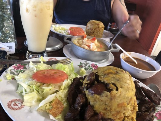 Mofongo de chicharones y uno de bistec Con Camarones al ajilo al lado