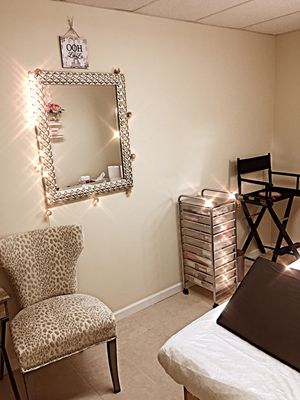 Beautiful rooms available for rent at boudoir salon and boutique if you're interested please call 215 942 4199