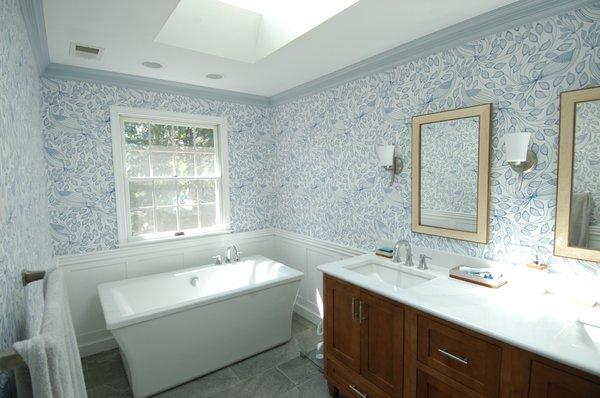 Anne, Master bathroom