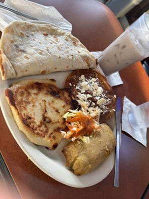 Combi Catracha:1 baleada; 1 catracha!!, Tamal de pollo, pupusa de queso