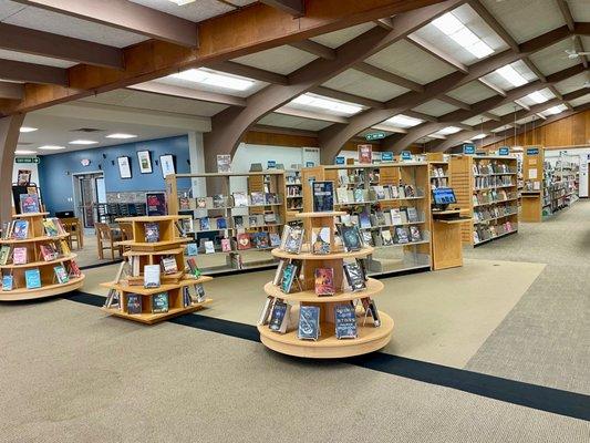 Spacious displays helping readers find their favorites