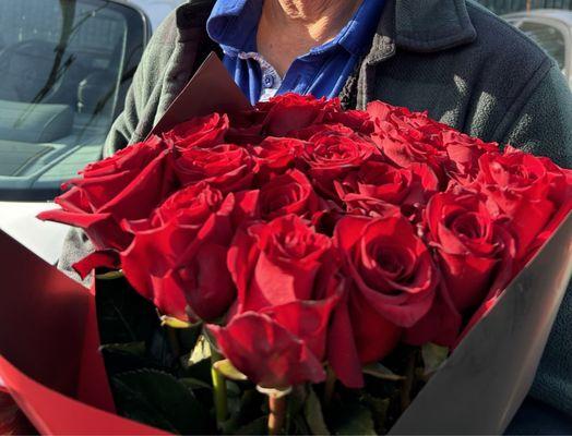 25 long steam red roses for Valentine's Day