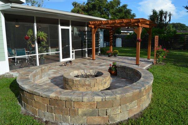 Back patio w/firepit+seatwall