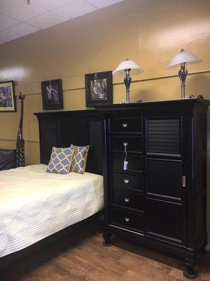 Bulk queen bed & gentlemen chest