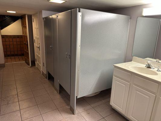 Bathroom partitions - Commercial locations