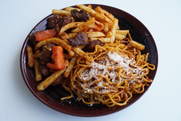 MÌ XÀO SALTADO (GARLIC NOODLES WITH SHAKEN BEEF & FRENCH FRIES )