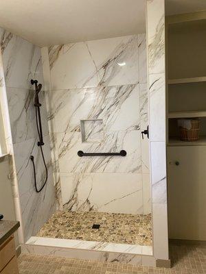 4'x2' porcelain tile shower with pebble shower floor