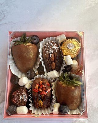 Chocolate covered strawberries and dates Ramadan gift boxes for sale