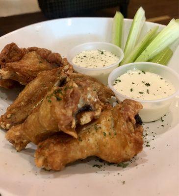 Super crispy chicken wings with blue cheese and celery