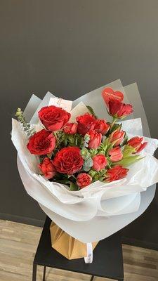 Bouquet in red. Size Small