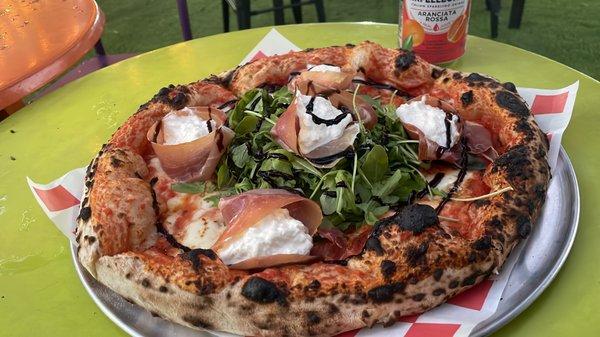 Prosciutto, Rucola e Stracciatella di Bufala
 A real Bomb it Just explotes in your mouth 

Is Seasonable pizza (Ask for availability)