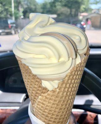 Lg frozen yogurt twist waffle cone.