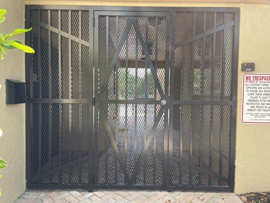 Pool/clubhouse entryway gate