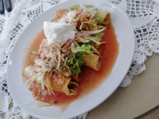 Lautas de pollo
Chicken taquitos