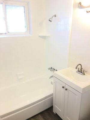 Refinished tub/tile gloss bright white