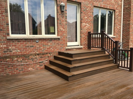 2018 Elmhurst IL. 18' x 19' Trex "Spiced Rum" deck w/landing