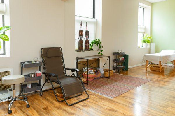 Choice of Zero-gravity lounge chairs or tables in Community Treatment Room