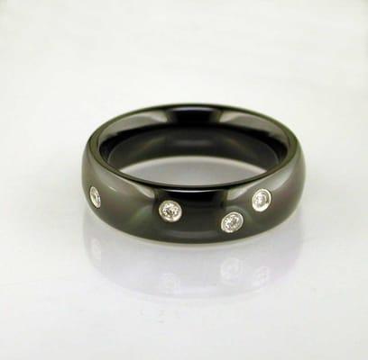 Innovative black ceramic band with diamonds