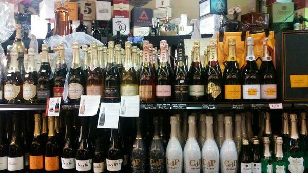 Sparkling wines from around the world. Prosecco from Italy, Champagne from France, and everything in between.