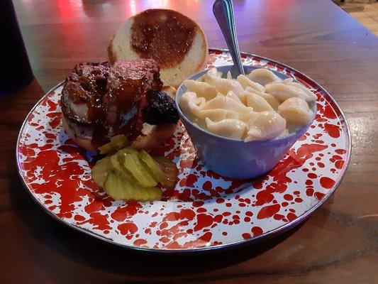 Brisket sandwich, mac 'n cheese