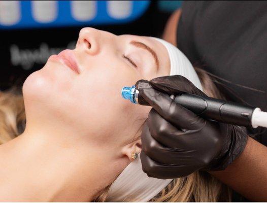 HydraFacial's unique system allows for a deep cleanse while simultaneously lavishing your skin in moisturizing antioxidants and botanicals.