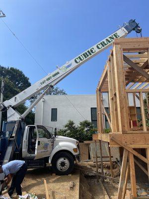 Cubic Crane 
Available for service 
(818)808-7188