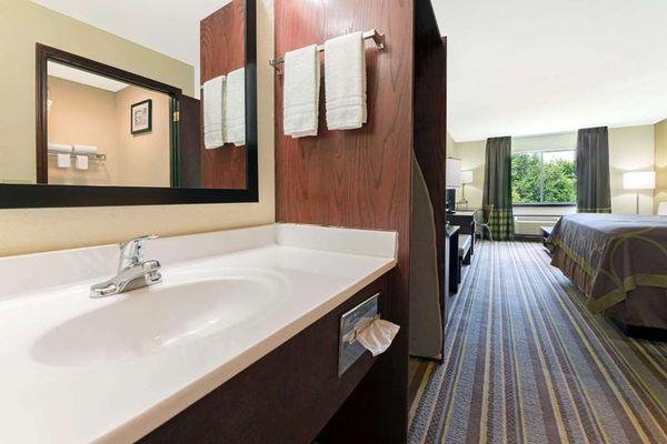 Guest room bath