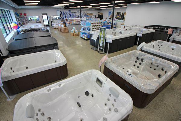 Get the latest hot tub models direct from the Saratoga Spas Factory