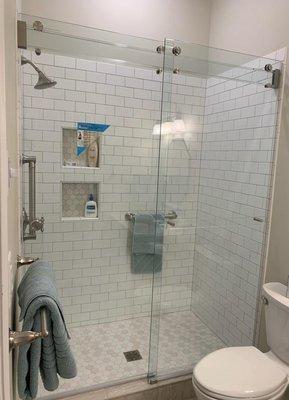 Phantom shower with all-glass header