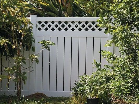 Vinyl Privacy Fence with Lattice