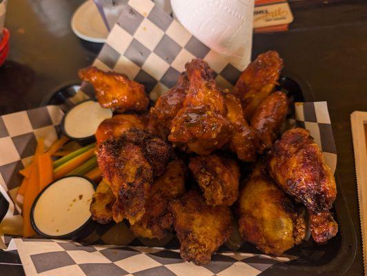 15 wings half buffalo garlic and Cajun on bottom