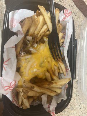 Chili cheese fries with onions (to go)