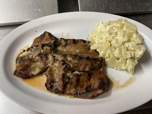 Steak con e salads de papas solamente Domingo en la noche