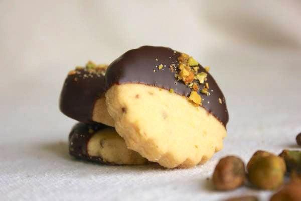 Wee Pistachio & Dark Chocolate Shortbread Bites