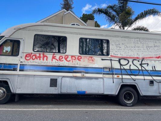 oath keepers in santa cruz.  eewwweew