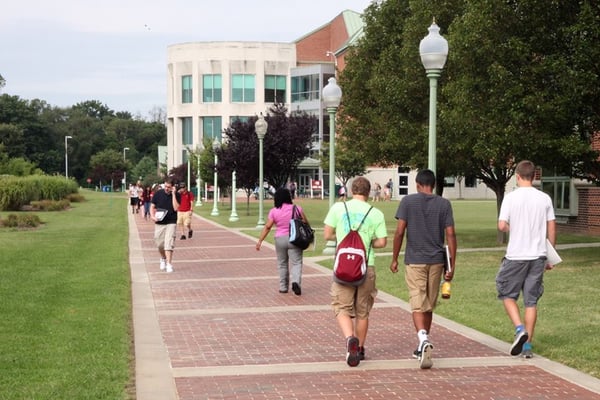 Students outside Laurel Hall and TEC