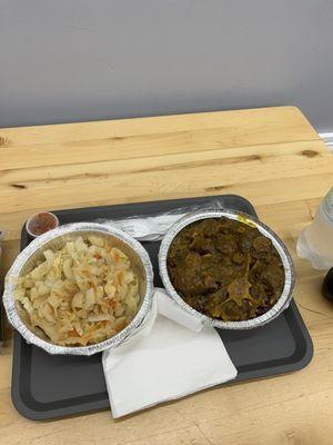 Oxtail with rice and beans with cabbage .